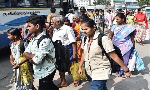 ஈரோடு பஸ்-ரெயில் நிலையங்களில் மக்கள் கூட்டம் அலை மோதியது