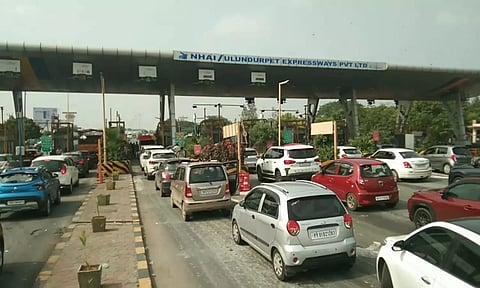 தீபாவளி பண்டிகையை முன்னிட்டு விக்கிரவாண்டி டோல்பிளாசாவை கடந்து தென்மாவட்டங்களுக்கு செல்ல அணிவகுக்கும் வாகனங்களை படத்தில் காணலாம்.