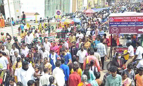 நாளை தீபாவளி பண்டிகை- கோவையில் கடை வீதிகளில் அலைமோதிய மக்கள் கூட்டம்