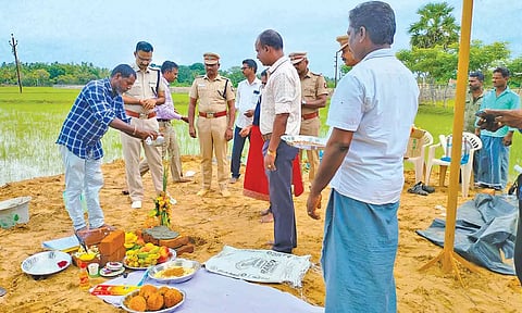 காவலர் தங்கும் இல்லம்’ கட்டுமானத்திற்காக திருவாரூர் போலீஸ் சூப்பிரண்டு ஜெயக்குமார் அடிக்கல் நாட்டி தொடங்கி வைத்தார்.