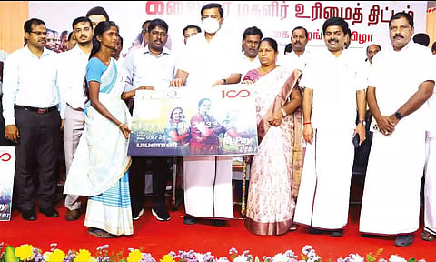 ஏ.டி.எம். கார்டுகளை அமைச்சர்கள் மு.பெ. சாமிநாதன், கயல்விழி ஆகியோர் வழங்கிய போது எடுத்த படம்.