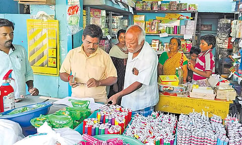 கொள்ளிடத்தில் உள்ள ஒரு பட்டாசு கடையில் ஆய்வு செய்தார்.