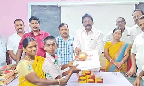 மாற்றுத்திறனாளி மாணவர்களுக்கு பரிசு மற்றும் உணவுப் பொருட்களை எம்.எல்.ஏ.பன்னீர்செல்வம் வழங்கினார்.