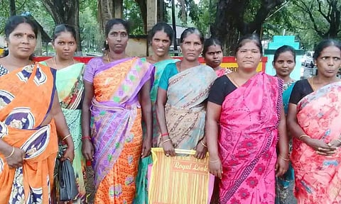 அமைச்சர் மு.பெ.சாமிநாதனிடம் கோரிக்கை மனு அளிக்க வந்த பெண்கள்.