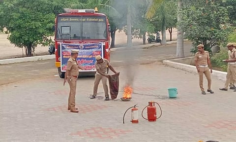 விபத்தில்லா தீபாவளி கொண்டாட பள்ளி மாணவர்களுக்கு விழிப்புணர்வு நடைபெற்ற காட்சி. 