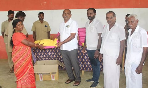 தூய்மை பணியாளர்களுக்கு புத்தாடை - இனிப்பு வழங்கிய காட்சி. 