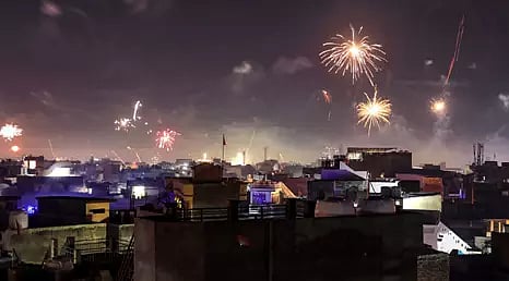 சென்னையில் அனுமதிக்கப்பட்ட நேரத்தை மீறி பட்டாசு வெடித்ததாக 580 வழக்குகள் பதிவு