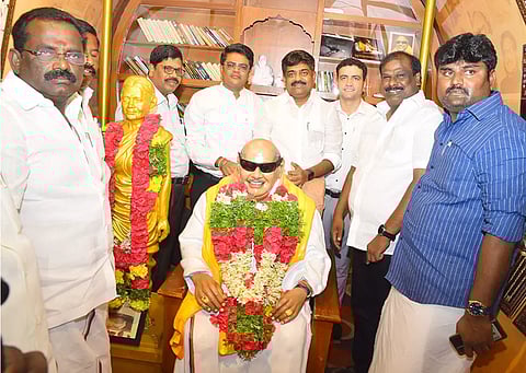 ராமநாதபுரம் மாவட்டத்திற்கு வருகை தந்த முத்தமிழ் தேரில் அமைக்கப்பட்டிருந்த கருணா நிதியின் திருவுருவச் சிலைக்கு கலெக்டர் விஷ்ணுசந்திரன் தலைமையில் எம்.எல்.ஏ.க்கள் காதர்பாட்ஷா முத்துராமலிங்கம், முருகேசன் ஆகியோர் மாலை அணிவித்து மரியாைத செலுத்திய காட்சி.