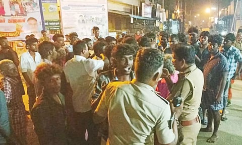 மது போதையில் இளைஞர்களுக்கிடையே மோதல்-சாலை மறியல்