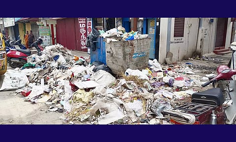 தீபாவளியையொட்டி மதுரை நேதாஜி சாலையில் தேங்கிய குப்பையின் ஒரு பகுதி.