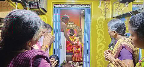 கோவில்பட்டி முத்துமாரியம்மன் கோவிலில் தீபாவளி சிறப்பு பூஜை