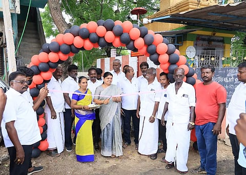 கண்காணிப்பு காமிரா இயக்கத்தை அமைச்சர் கீதாஜீவன் ரிப்பன் வெட்டி தொடங்கி வைத்த காட்சி.