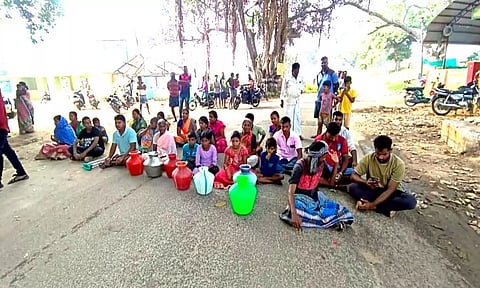 காலி குடங்களுடன் பொதுமக்கள் சாலை மறியலில் ஈடுபட்ட காட்சி.