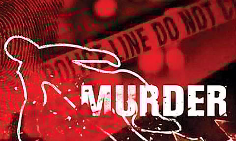 தனியார் கல்லூரி வளாகத்தில் தொழிலாளி வெட்டிக்கொலை- 3 பேர் கும்பலுக்கு வலைவீச்சு