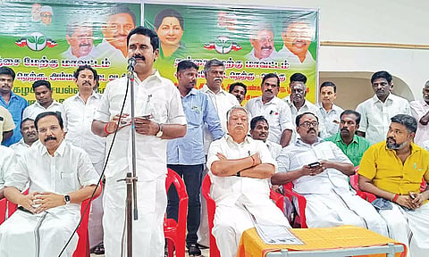 கூட்டத்தில் முன்னாள் அமைச்சர் காமராஜ் எம்எல்ஏ பேசினார்.
