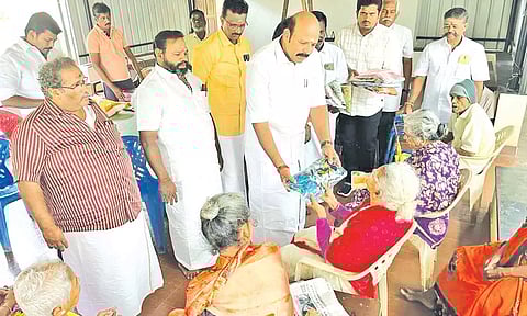 ஆதரவற்றோர் இல்ல முதியோர்களுக்கு டி.கே.ஜி.நீலமேகம் எம்.எல்.ஏ. புத்தாடை வழங்கினார்.