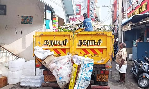 தருமபுரி நகரில் தீபாவளியையொட்டி வெடிக்கப்பட்ட பட்டாசு குப்பைகளை சேகரித்து நகராட்சி ஊழியர்கள் லாரிகளில் ஏற்றி நுண் உர மையங்களுக்கு கொண்டு செல்லப்பட்ட போது எடுத்த படம்.