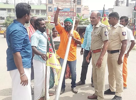 ஏர் கலப்பையுடன் சாலை மறியலில் ஈடுபட்டவர்கள்.