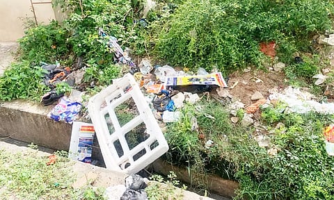 15 நாட்களாக தேங்கி கிடக்கும் குப்பை கழிவுகள்