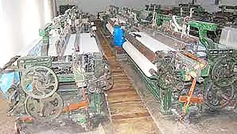 பள்ளிபாளையத்தில் விசைத்தறி கூடங்களில் உற்பத்தி நிறுத்தம்