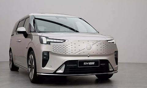 738 கி.மீ. ரேன்ஜ்.. ஏகப்பட்ட ஆடம்பர வசதிகள்.. அசத்தலாக அறிமுகமானது வால்வோ EM90