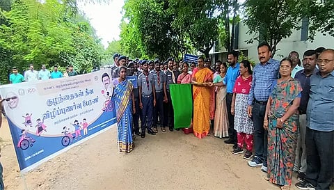 நாமக்கல்லில் சமூக பாதுகாப்புத்துறை சார்பில் குழந்தை தினத்தை முன்னிட்டு நடைபெற்ற விழிப்புணர்வு பேரணியை கலெக்டர் உமா கொடி அசைத்து தொடங்கி வைத்த காட்சி.