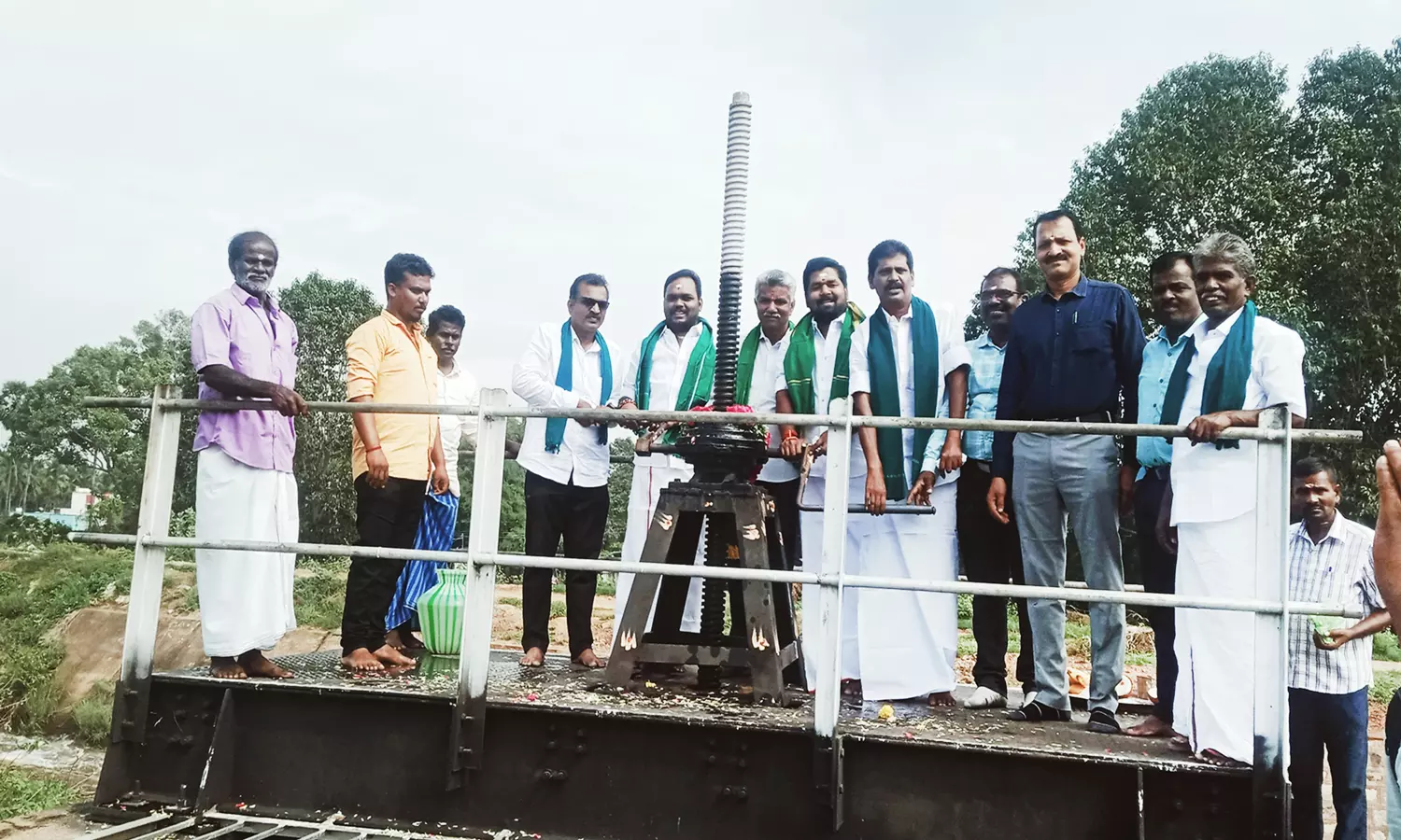 அணைப்பட்டி பேரணையில் பாசனத்திற்கு தண்ணீர் திறக்கப்பட்ட காட்சி.