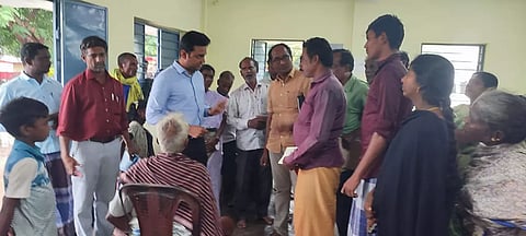 அரும்பட்டு கிராமத்தில் பயனாளிகளிடம் கூடுதல் கலெக்டர் ஸ்ருதன் ஜெய் நாராயணன் குறைகளை கேட்டறிந்த காட்சி.