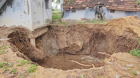 தொடர் மழையால் இடிந்து விழுந்த விவசாய கிணற்றை படத்தில் காணலாம்.