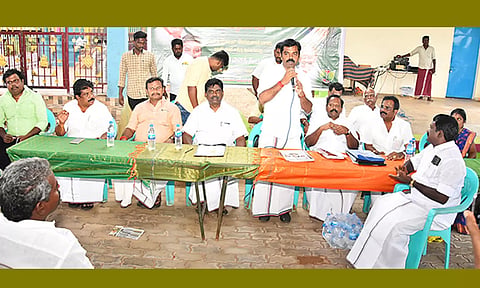 அ.தி.மு.க. பூத் கமிட்டி மற்றும் பாசறை மகளிர் அணி ஆய்வுக் கூட்டத்தில் செந்தில்நாதன் எம்.எல்.ஏ. பேசினார்.