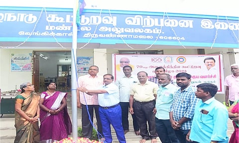 கூட்டுறவு விற்பனை இணைய மண்டல அலுவலக வளாகத்தில் கொடியேற்று விழா நடந்த காட்சி.