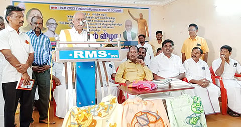 முன்னாள் சுப்ரீம் கோர்ட்டு நீதிபதி ராமசுப்பிரமணியன் பேசியபோது எடுத்த படம். அருகில் செந்தில்நாதன் எம்.எல்.ஏ., நகர்மன்ற தலைவர் சுந்தரலிங்கம் மற்றும் பலர் உள்ளனர்.