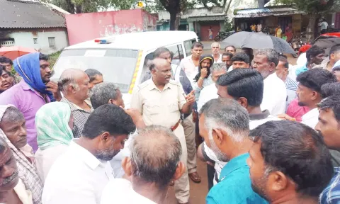 முற்றுகையிட்ட பொதுமக்களிடம் போலீசார் பேச்சுவார்த்தை நடத்திய காட்சி.