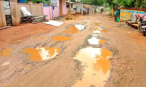 சேறும், சகதியுமாக காணப்படும் பெருமாள்குளம் சாலை.