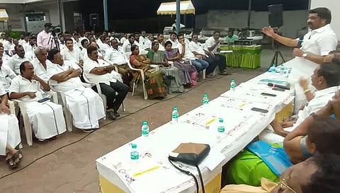 கூட்டத்தில் வனத்துறை அமைச்சர் டாக்டர் மதிவேந்தன் பேசிய காட்சி.