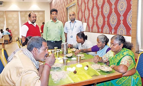 தூய்மை பணியாளர்களுக்கு ஜோதி அறக்கட்டளை சார்பில் அசைவ விருந்து வழங்கப்பட்டது.