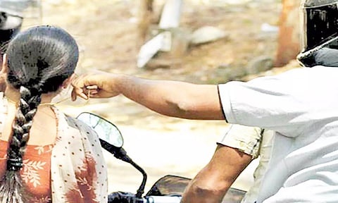 பெண் வங்கி ஊழியரிடம் செயின் பறிப்பு