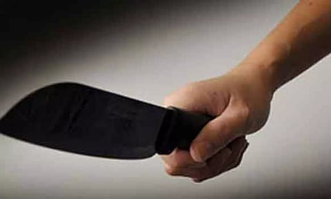 பெண் ஊராட்சி மன்றத்தலைவரை வெட்ட அரிவாளுடன் ஓடிவந்த வீட்டு உரிமையாளர்