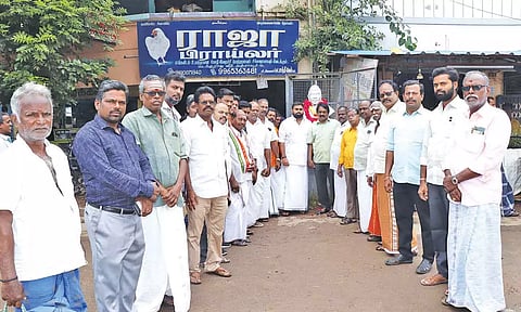 தஞ்சை மாவட்ட (தெற்கு) காங்கிரஸ் சார்பில் அணிவித்த மரியாதை செய்தனர்.