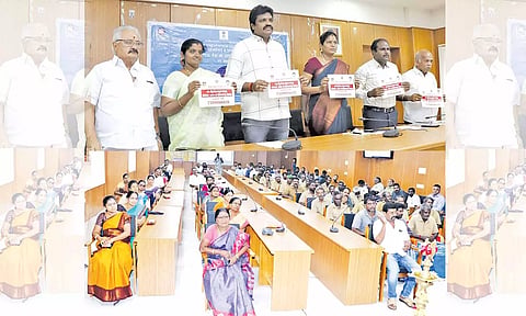 வடகிழக்கு பருவமழை அவசரகால கட்டுப்பாட்டு அறை எண்ணை மேயர் சண்.ராமநாதன் வெளியிட்டார்.