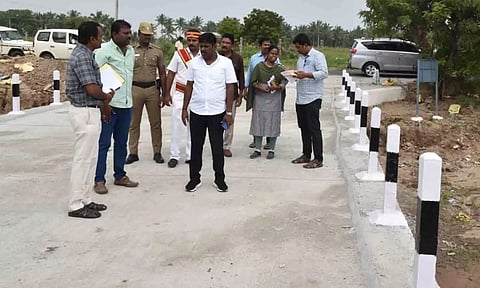 வளர்ச்சி திட்டப்பணிகளை கலெக்டர் ஆய்வு செய்த காட்சி.