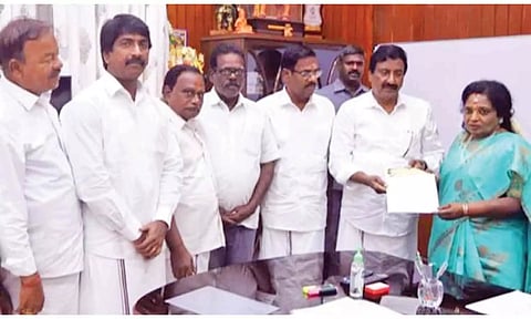 அ.தி.மு.க.வினர் மாநில செயலாளர் அன்பழகன் தலைமையில் கவர்னர் தமிழிசையை சந்தித்து மனு அளித்த காட்சி.