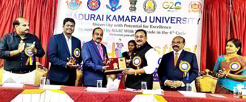 முகாமில் காமராசர் பல்கலைக்கழக துணைவேந்தர் குமாருக்கு அன்னை பாத்திமா கல்லூரி தாளாளர் எம்.எஸ். ஷா நினைவு பரிசு வழங்கினார்.