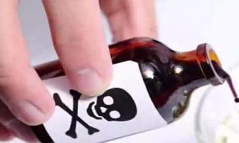 மகளை மலை உச்சியில் இருந்து தள்ளி தற்கொலைக்கு முயன்ற காண்டிராக்டர்: விஷத்துடன் காட்டுக்குள் சென்றவர் கதி என்ன?