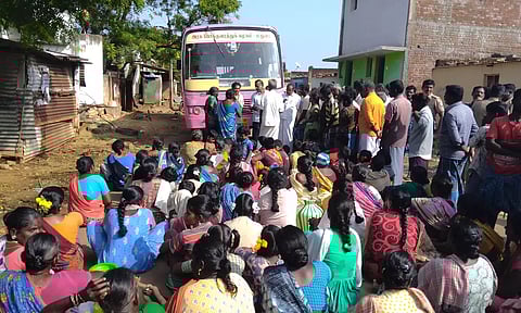 பஸ்சை சிறைபிடித்து மறியலில் ஈடுபட்ட பொதுமக்கள்.