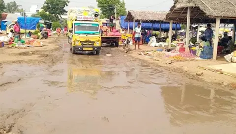 காய்கறி மார்க்கெட் சேறும், சகதியுமாக உள்ளதை படத்தில் காணலாம். 