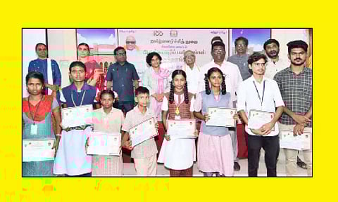 போட்டியில் வெற்றி பெற்ற மாணவ-மாணவிகளுக்கு கலெக்டர் ஆஷா அஜித் பரிசு வழங்கினார்.