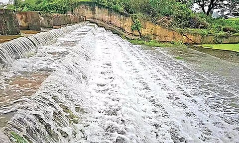 முழு கொள்ளளவை எட்டியுள்ள பாகூர் ஏரியில் இருந்து உபரி நீர் வெளியேறும் காட்சி.