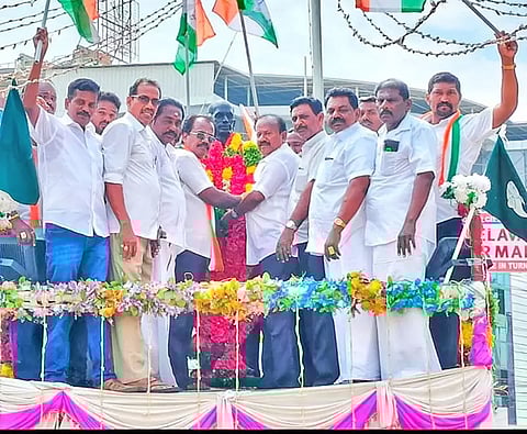 குரூஸ் பர்னாந்து சிலைக்கு மாநகர் மாவட்ட தலைவர் சி. எஸ். முரளிதரன் மாலை அணிவித்து மரியாதை செலுத்தினார்.