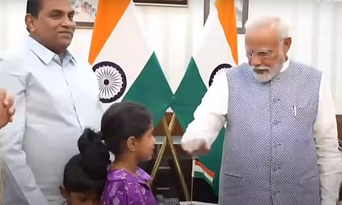 "மேஜிக்" வித்தகரான மோடி - ரசித்த குழந்தைகள்